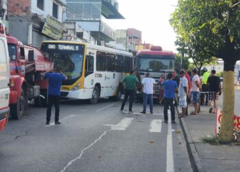 Acidente grave entre ônibus e caminhão deixa um ferido na Cosme Ferreira