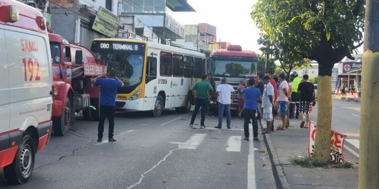 Acidente grave entre ônibus e caminhão deixa um ferido na Cosme Ferreira