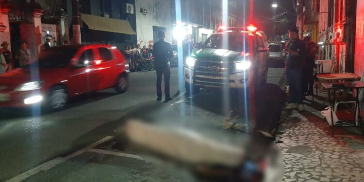Pistoleiros executam vítima com sete tiros no Centro de Manaus