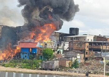 Vídeo: Incêndio em grande proporções atinge casas em Manaus