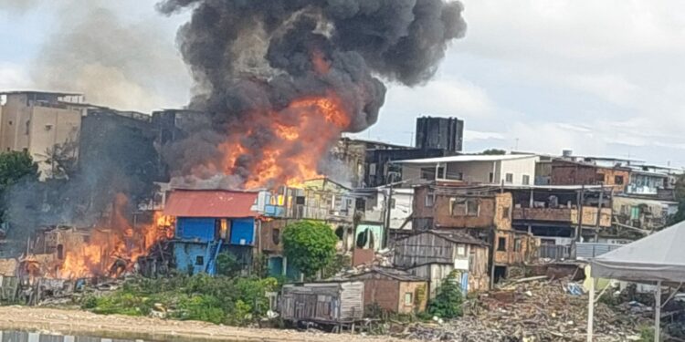 Vídeo: Incêndio em grande proporções atinge casas em Manaus