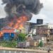 Vídeo: Incêndio em grande proporções atinge casas em Manaus