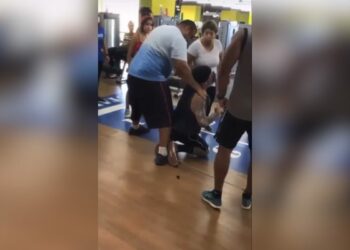 Homem apanha de mulher e é preso após se masturbar dentro de academia