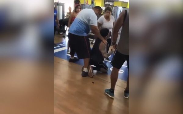 Homem apanha de mulher e é preso após se masturbar dentro de academia