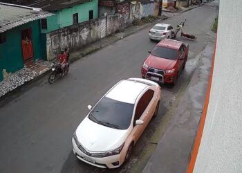 Vídeo: Homem e menino do 10 anos são atropelados por veículo em alta velocidade, no Jorge Teixeira