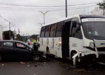 Motorista morre após colidir carro com micro-ônibus em Manaus