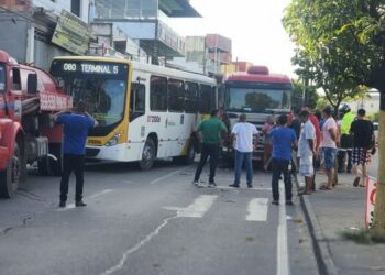 Colisão entre caminhão, carreta e ônibus deixa dezenas de feridos em Manaus
