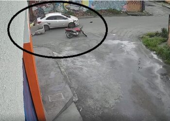 Cenas fortes: motoqueiro e criança são arremessados durante acidente em Manaus