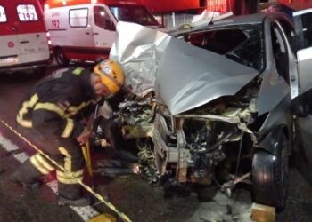 Duas pessoas ficam presas às ferragens durante acidente de trânsito em Manaus