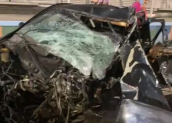 Mulher morre após colidir carro com plataforma de ônibus na Avenida das Torres