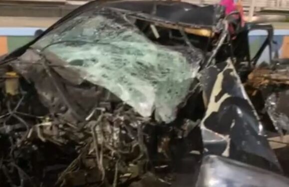 Mulher morre após colidir carro com plataforma de ônibus na Avenida das Torres