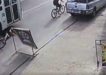 Chocante: Jovem escapa por pouco de perder a cabeça ao cair ao lado de ônibus em Manaus; vídeo