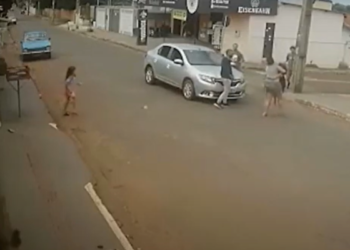 Câmera flagra atropelamento de menina de 8 anos que correu sem olhar carros; veja