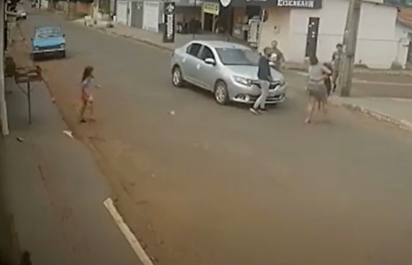 Câmera flagra atropelamento de menina de 8 anos que correu sem olhar carros; veja
