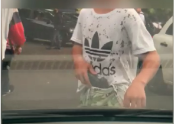 Vídeo: Adolescente é gravado com revólver na saída dos alunos, em escola da Zona Norte