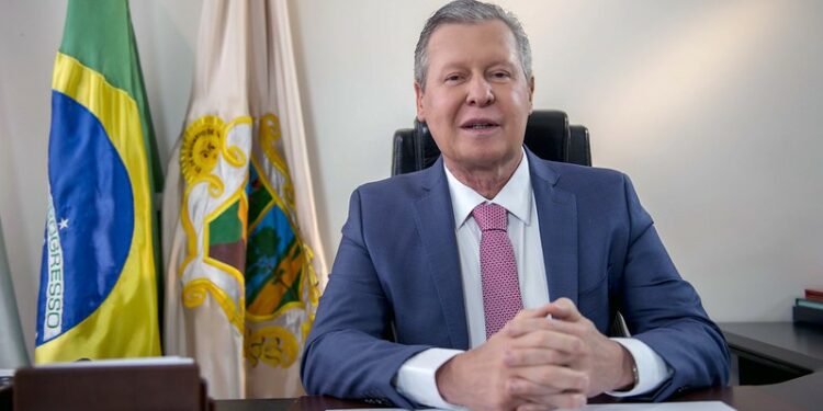 Arthur Neto convida governador do Amazonas a entrar na luta judicial contra decreto que reduz IPI