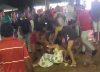 Mulheres brigam em show e cabelo falso voa para todo lado: “O mega hair”