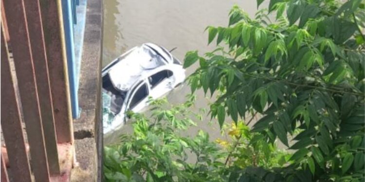 Motorista fica ferido após cair com o carro no igarapé da avenida das Torres
