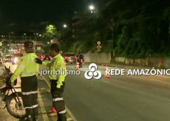 Vídeo: Cena inusitada de agente de trânsito coçando costas do colega viraliza em jornal do AM