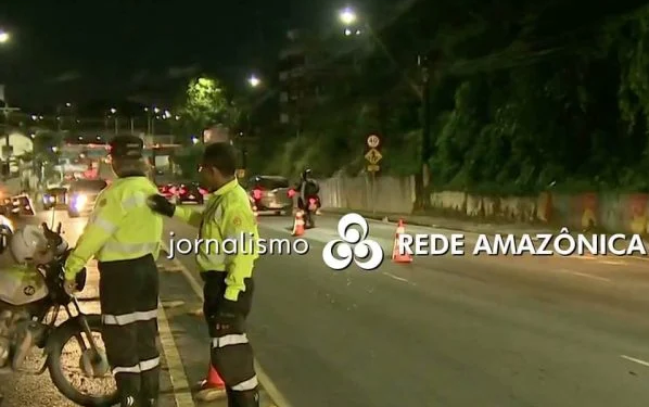 Vídeo: Cena inusitada de agente de trânsito coçando costas do colega viraliza em jornal do AM