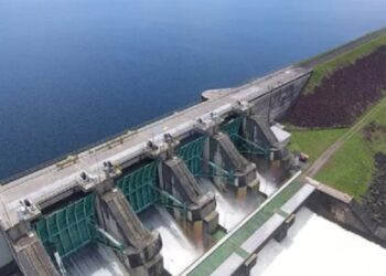 Após acordo entre Eletrobras e prefeitura, comportas da Hidrelétrica de Balbina são abertas