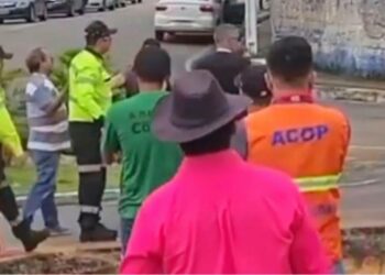 Vídeo: Motorista estressado agride agente de trânsito na Umberto Calderaro