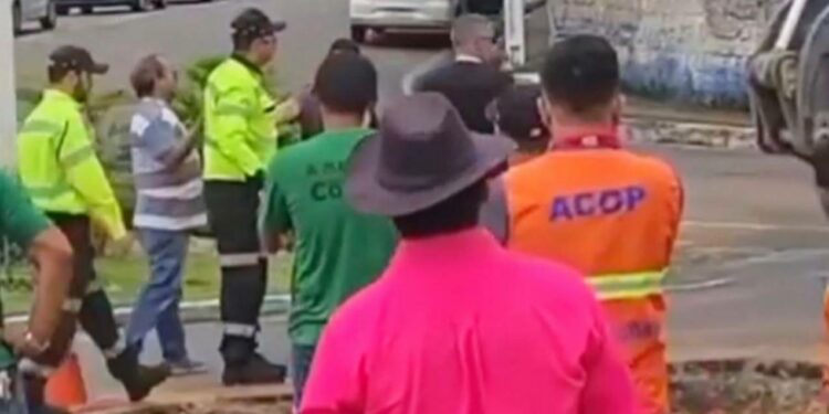 Vídeo: Motorista estressado agride agente de trânsito na Umberto Calderaro