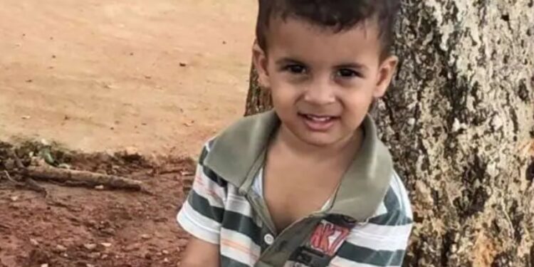 Menino de 3 anos morre esmagado após pedra do altar da igreja cair
