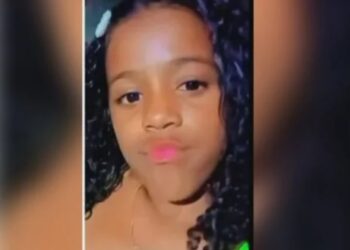 Criança de 11 anos perde a perna após ser atropelada por carro alegórico