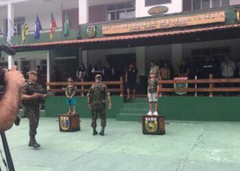 Irmãos que ficaram perdidos na mata no AM, recebem homenagem do Exercíto Brasileiro
