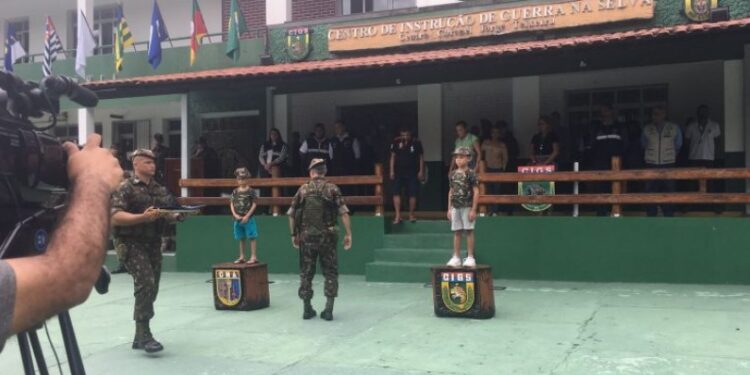 Irmãos que ficaram perdidos na mata no AM, recebem homenagem do Exercíto Brasileiro