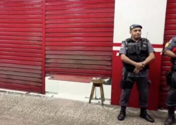 ‘Justiceiro’ mete bala em assaltante dentro de drogaria em Manaus