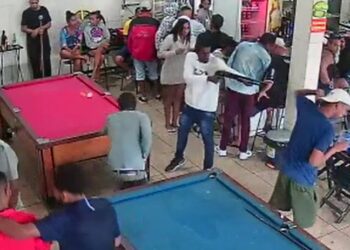 Vítima tem cabeça estourada enquanto jogava sinuca em bar; veja o vídeo