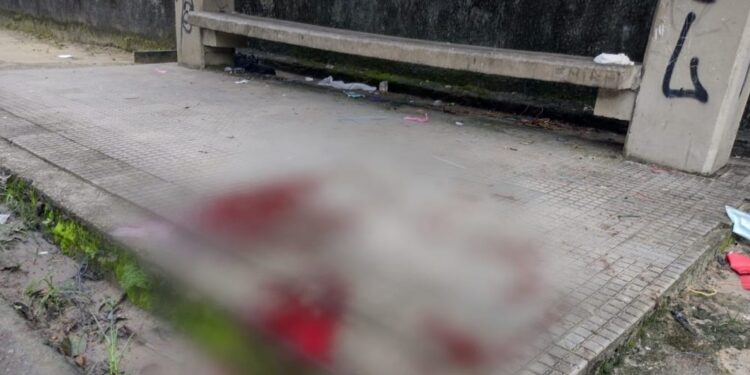 Morador de rua é esfaqueado em parada de ônibus em Manaus