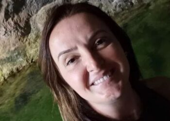 Diretora de escola foragida se entrega à polícia; bebês eram amarrados com camisa de força