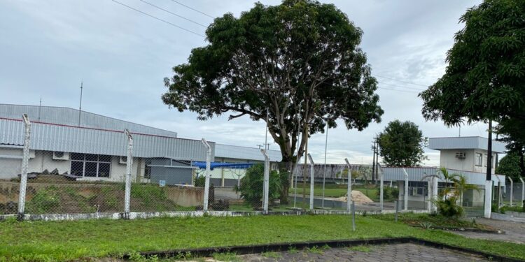 Bandidos invadem empresa no Distrito Industrial de Manaus e rendem vigilantes para roubar armas