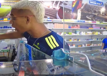 Vídeo: Dupla assalta drogaria no Nova Cidade na maior brutalidade: ‘Tá viajando, é?’