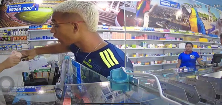Vídeo: Dupla assalta drogaria no Nova Cidade na maior brutalidade: ‘Tá viajando, é?’