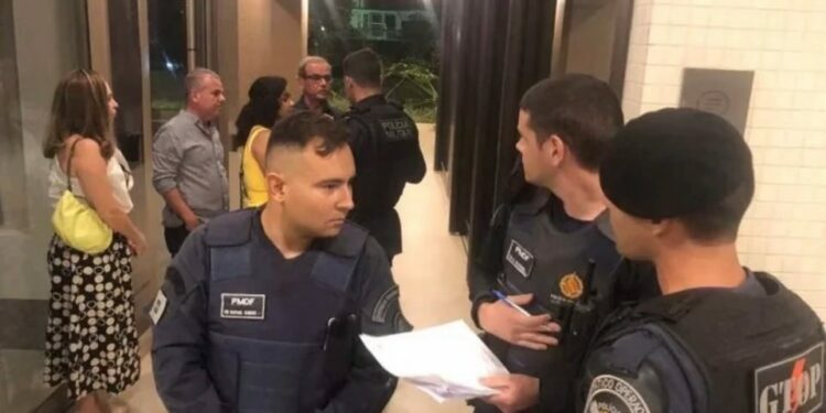 PM invade festa de aniversário após grito de ‘Fora Bolsonaro’ e prende aniversariante