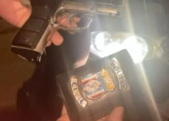 Homem é detido com distintivo e arma falsa em Manaus