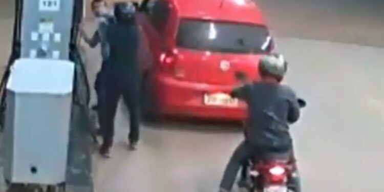 Veja: frentista é baleado na cabeça e sai caminhando