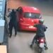 Veja: frentista é baleado na cabeça e sai caminhando