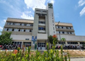 Idoso morre após carro bater em moto e ele cair da garupa em Manaus