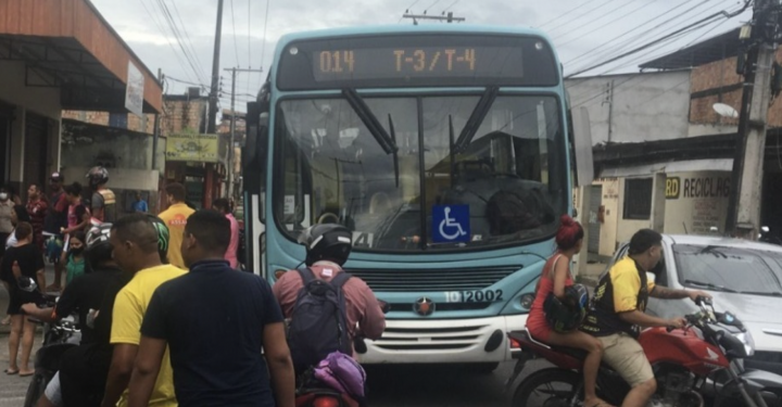 Passageiros descem a mão em dupla que praticou mais um assalto na linha 014; vídeo