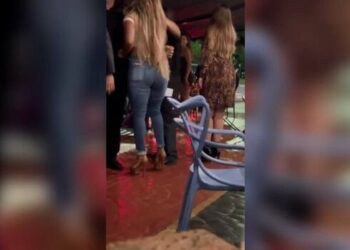 Vídeo: Loirona encontra amante do ex em bar e ‘pau come’: ‘esse mega é meu, esse silicone é meu!’