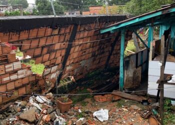 Durante chuva, muro desaba e quebra a perna de mulher no Aleixo