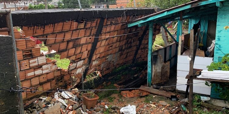 Durante chuva, muro desaba e quebra a perna de mulher no Aleixo