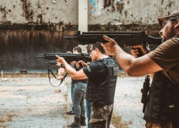 Policiais do Amazonas treinam com fuzil e preparam caça a bandidos nas ruas