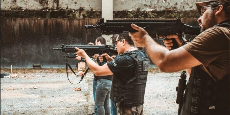 Policiais do Amazonas treinam com fuzil e preparam caça a bandidos nas ruas