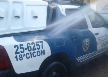 Policiais Militares são atacados a tiros e pedradas na Compensa